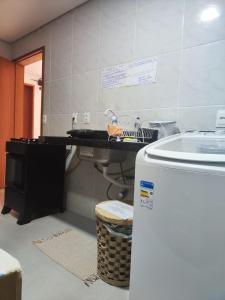 福塔莱萨Casa Sagrada 282的厨房配有柜台、水槽和冰箱。