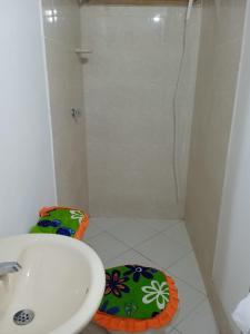 CalaoHospedaje Paula C的浴室配有白色水槽和淋浴。