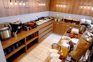 札幌Travelodge Sapporo Susukino的厨房配有带食物的柜台