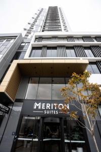 利物浦Meriton Suites Liverpool的前面有经线套房标志的建筑