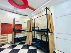 宁平Lion Homestay的客房设有三张双层床和一张可拼接的地板。
