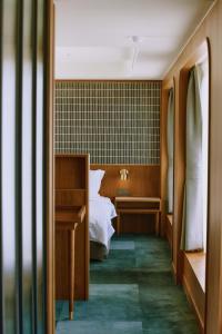 台南天下南隅 Provintia Hotel的配有一张床和一张书桌的酒店客房