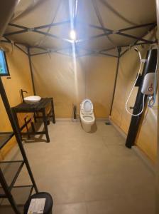 峇冬加里The Hillock @ Hulu Tamu的帐篷内的浴室设有卫生间和水槽。