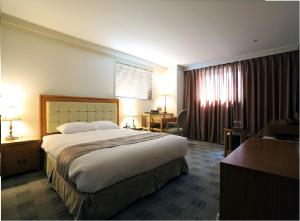 大邱大邱AW酒店的一间位于酒店客房内的带大床的卧室