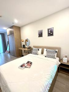 头顿CONDOTEL 5 SAO THE SÓNG VŨNG TÀU Mr VƯƠNG VIP KHÔNG THANH TOÁN TRƯỚC的一间卧室配有一张大床,上面有杂志