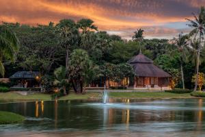 卡伦海滩Pullman Phuket Karon Beach Resort的喷泉前的池塘