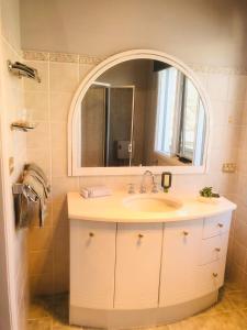 库马白色庄园汽车旅馆的一间带水槽和镜子的浴室
