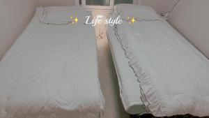 首尔A-one的两张睡床彼此相邻,位于一个房间里