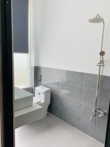 Bình ThủyHomeStay KV2的浴室配有卫生间、盥洗盆和淋浴。