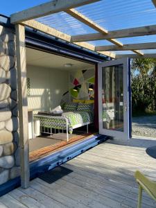 RossRoss Beach TOP10 Holiday Park的平台上配有床的庭院