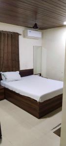 孟买Hansh Residency的一间卧室,卧室内配有一张大床