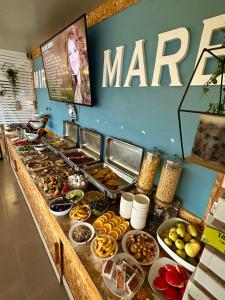 卡萨米尔Hotel Mira Mare的包含多种不同食物的自助餐
