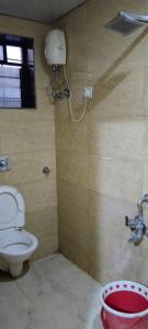 孟买Hansh Residency的一间带卫生间和浴缸的浴室