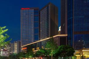 南昌南昌喜来登酒店的一群高大的建筑在晚上在城市里