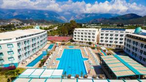 凯麦尔Daima Biz Hotel - Dolusu Aquapark Access的享有带游泳池的度假村的空中景致