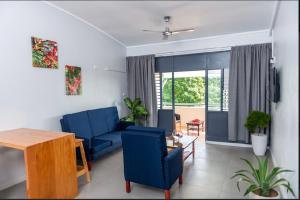 苏瓦Yatulau Hotel and Conference的客厅配有蓝色的沙发和桌子