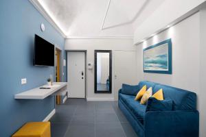 阿拉西奥Loft 42的客厅配有蓝色的沙发和电视