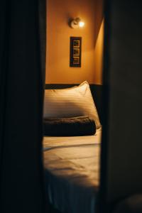 瓦尔卡拉Mellow Ladies Hostel的卧室配有一张带白色枕头的床
