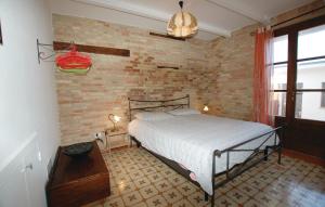 西尼加利亚Casale Barbagianni的一间卧室设有一张床和砖墙