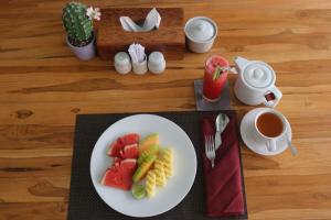 吉利特拉旺安BALE DATU BUNGALLOW的桌上的水果盘和咖啡