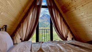 卡兹贝吉Magic Hut_Kazbegi的山景卧室 - 带1张床