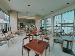 釜山Best Travel in Haeundae with best location的餐厅设有桌椅和窗户。