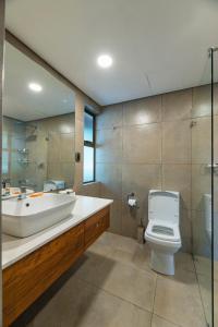 Dete旺吉野生山林小屋的浴室配有盥洗盆、卫生间和浴缸。