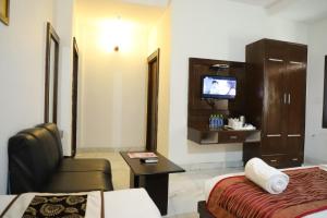 阿格拉Hotel Tara Palace by Goyal Hoteliers的一间酒店客房,设有两张床和电视