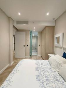 约翰内斯堡Spacious 2BR APT Near Sandton City -No Loadshedding的一间带大床的卧室和一间浴室