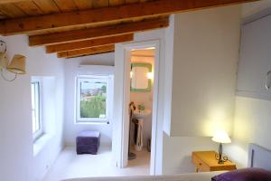 科帕罗Les Villas de Qeparo的客房设有床、窗户和水槽