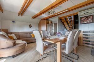 新梅斯托Vineyard Cottage Hočevar With Sauna - Happy Rentals的一间带桌子和沙发的用餐室