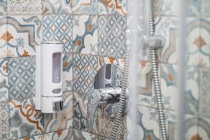 都灵Porta Nuova Luxury Apartments的墙上的浴室设有肥皂机