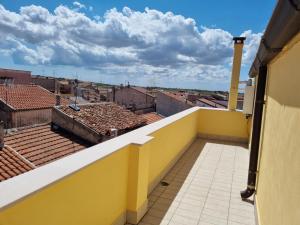 圣乔瓦尼·罗通多Saracen House的从阳台可欣赏到黄色建筑的景色