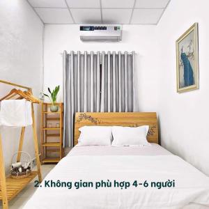 Ninh HảiNại Home Venuestay的一间卧室配有一张带木制床头板的床