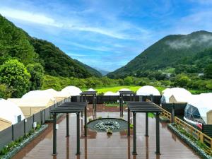 HataSPRINGS VILLAGE 足柄 丹沢温泉リゾート＆グランピング的享有以山脉为背景的度假胜地的景致。