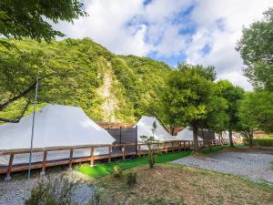 HataSPRINGS VILLAGE 足柄 丹沢温泉リゾート＆グランピング的山前两顶白色帐篷