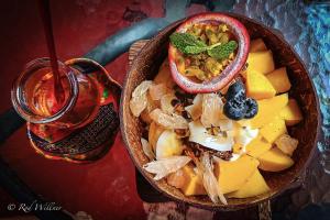 清迈帕普度旅舍的一大碗带水果和饮料的食物