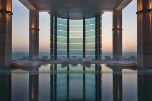 特拉维夫Royal Beach Hotel Tel Aviv by Isrotel Exclusive的酒店游泳池享有大楼的景色