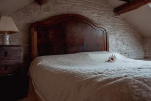 约克Quirky Tiny Home in York Moors的一间卧室配有一张大床和木制床头板