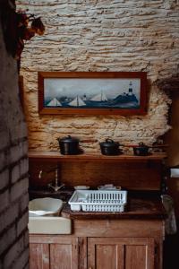 约克Quirky Tiny Home in York Moors的一间带水槽的浴室和墙上的绘画