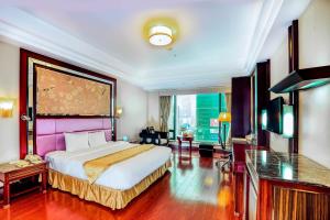 河内河内广场大酒店的一间卧室设有一张大床和一个大窗户