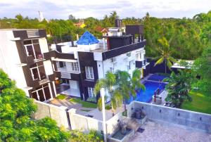 尼甘布尼甘布全景旅馆的享有带游泳池的房屋的空中景致