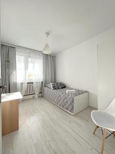 格丁尼亚19 Gdynia Centrum - Apartament Mieszkanie dla 8 os的白色的客厅配有床和椅子