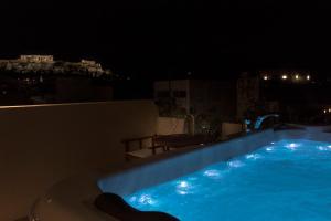 雅典Living Stone Condo Hotel的屋顶游泳池