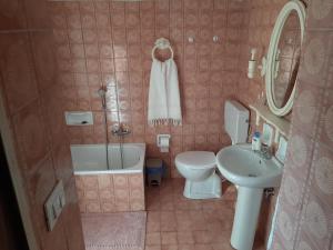 FresonaraIL ROSMARINO的一间带水槽、浴缸和卫生间的浴室