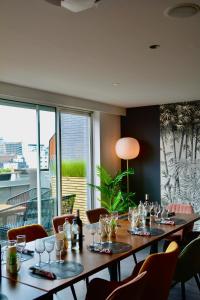 布鲁塞尔Bedford Hotel & Congress Centre Brussels的用餐室配有带酒杯的长桌