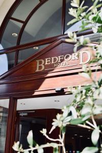 布鲁塞尔Bedford Hotel & Congress Centre Brussels的酒店门上的标志