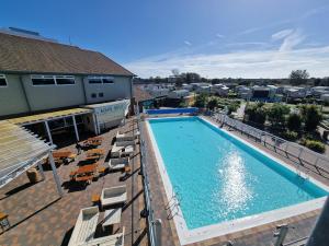塞尔西Seaside Holiday Home Inside a Resort的享有大楼游泳池的顶部景致