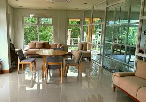公主港Palawan Twin-Bed Paradise with a Balcony plus FREE Pool, Gym & Parking-7Kunzite的客厅配有桌椅