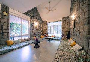 班加罗尔BYOC Hostels的带沙发和石墙的客厅